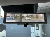 スマートルームミラーは、車両後方に設置されたカメラの映像を、ルームミラーに映し出すことで、死角をなくし、安全性を向上させることができます。また、夜間や雨天時でも、クリアな映像を映し出すことができます。