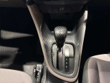 シフトレバーは握りやすく、ポジションも確認しやすく便利ですよ♪カーボン調パネルでこだわりをうかがえます♪
