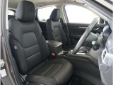 【清潔感のある運転席&助手席】隅々までクリーニングの行き届いた運転席&助手席。目立ったシミや汚れ等もございません。快適なドライブをどうぞ。