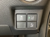 Hondaセンシング用の、VSA(ABS+TCS+横滑り抑制)解除と路外逸脱抑制機能のオンオフスイッチなどはハンドルの右側に装備しています。