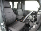 運転席のスペースはゆったりしていていながらも、腰のホールドを増やし長時間乗っても疲れにくいシートとなっております。また座面も頻繁な乗り降りでも破れにくい縫製となっております。