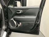 スピーカー付近にはJeepのセブンスロットグリルのマークが隠れています♪Jeepらしい遊び心が詰まっております!