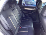 2列目シートは独立したキャプテンシート。運転席部と同じような厚みをもたせたラグジュアリーなシートでドライブをお楽しみください。