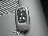 スマートキー付!キーを取り出さなくてもドアロックの施錠・開錠、エンジンの始動が出来ます!雨の日や荷物の多い日にとても便利ですね♪