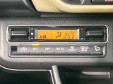 【オートエアコン】一度お好みの温度に設定すれば、車内の温度を検知し風量や温度を自動で調整。暑い&hellip;寒い&hellip;と何度もスイッチ操作をする必要はありません。快適な車内空間には必須の機能ですね♪