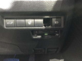 各種安全性能・装備スイッチ。運転時に便利なオートライトや冬に嬉しいステアリングヒーター、荷物で手が塞がっているときでもラクラク荷室の開閉が出来るパワーバックドアなど装備も充実しています!