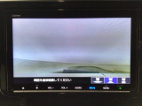 【バックカメラ】運転が苦手な方も車庫入れラクラクです!ギアをリバースに入れれば自動的に切り換わりますので、面倒な操作は不要です♪狭い駐車場もお車を傷つけず安心ですね!