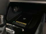 センターコンソールにはワイヤレス充電器を装備してます。Qi(チー)規格対応のスマートフォンなどを置くだけでワイヤレスで充電可能です。