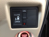 【片側パワースライドドア】片側がパワースライドドアになっており、運転席のスイッチやスマートキーでも開閉が可能です!開口部も広いので乗り降りも楽々♪