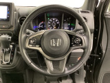 ハンドルにHondaセンシング系のクルーズコントロールやレーンキープアシストなどのスイッチと、オーディオの操作スイッチが装備されています。ハンドルから手を離さず安全に操作できます。