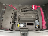 荷室下には工具類が入っています。
