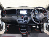 操作性に優れた運転席となります!小物入れや各ボタンの配置にこだわり、使いやすいです!座り心地もよく視認性も良好なのでロングドライブもお任せ下さい!