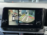 アラウンドビューモニターは、車両の周囲を360度見渡せるカメラシステムです。駐車時の死角をなくし、安全な運転をサポートします。駐車時の死角をなくして、安心・安全な運転を実現できます。