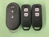 スマートキーを装備しています。鍵を差し込むことなくドアロックの開け閉めと、スタートボタン操作でのエンジンスタートができます。加えて、純正リモコンエンジンスターター用の操作キーもついています。