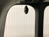 後方にもドライブレコーダーのカメラが付いています。前後両方でお車の周りを監視・記録いたします。
