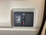 左側電動スライドドアは運転席からでも操作ができるように、ハンドル付近に開閉の操作スイッチが付いています。