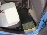【後部座席のフロアマット】後部座席も純正フロアマット付きです。こちらも大きなスレや傷、汚れなどなくこちらも綺麗な状態です。