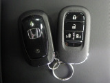 スマートキー付!キーを取り出さなくてもドアロックの施錠・開錠、エンジンの始動が出来ます!雨の日や荷物の多い日にとても便利ですね♪