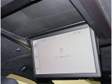 後席から音声認識を使った操作が可能。電源ON、選局、音量などを後席から音声で操作可能。電源OFF状態でも「Hey,トヨタ、TVつけて」と発話するだけでディスプレイをオープンしてTVをつけることも可能