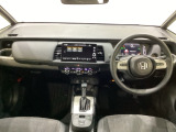 車内は光触媒抗菌消臭施工済です。インパネ周りはスタイリッシュなデザインです。グローブボックスやカップホルダーのほかにトレーなどたくさんの収納スペースが付いています。