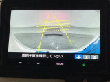 ギヤをR(バック)に入れるとディスプレイオーディオの画面に後ろの映像が映るリアカメラ付です。後退時、コンディションが悪い視界でもカラーバックモニターがドライバーをサポートします。