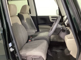 女性でも運転がしやすいように、シートの高さ調整機能(シートリフター)がついています。運転席と助手席の間が空いている為、助手席側への移動がスムーズです。交通量の多い道でも助手席側から乗り降りができます。