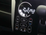 【オートエアコン】車内温度を感知して自動で温度調整をしてくれるのでいつでも快適な車内空間を創り上げます!どの席に座っても快適なドライブが楽しめます♪