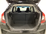 ラゲッジも広く使いやすいトランクは、開口部も広く荷物の積み下ろしもしやすいお車となっております。リアシートの背もたれは6:4の割合で分割して可倒できるので、長いお荷物などを載せることもできます。