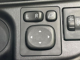 【電動格納ミラー】サイドミラーは電動格納式となっており、狭い駐車場でもキズがつくリスクを抑えられます。