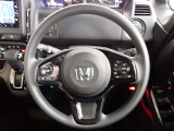 ハンドル左側にはオーディオ操作が出来るオーディオリモートコントロールスイッチ、右側にはHonda SENSINGとオートクルーズコントロールのスイッチを装備!