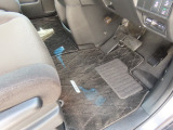 【フロントのフロアマット】前席は純正フロアマット付きです。大きな汚れもなく、使用感も少なめで綺麗な状態です。