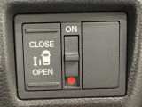 左側電動スライドドアは運転席からでも操作ができるように、ハンドル付近に開閉の操作スイッチが付いています。