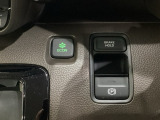 セレクトレバーの右に電子制御パーキングブレーキがあります。スイッチひとつで、停車した地点の傾斜などをシステムが検知・判断してブレーキ力を自動的に最適制御し、しっかり停車できるパーキングシステムです。