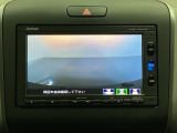 ギヤをR(バック)に入れるとナビの画面に後ろの映像が映るリアカメラ付です。後退時、コンディションが悪い視界でもカラーバックモニターがドライバーをサポートします。