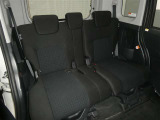 後席シートも広々としたスペースを確保しています。大人でもゆったりと座って頂けますので、大人数でのお出かけもラクラクです♪ドライブに行くのが楽しみですね♪