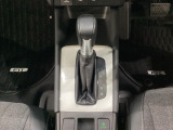 「e:HEV」搭載車です。日常シーンのほとんどをモーターで走行し、高速クルージングなどモーターよりもエンジンの方が効率が良い領域はエンジンで走行、あらゆる領域で優れた燃費走行を実現します。
