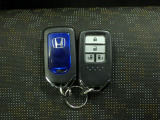 スマートキー付!キーを取り出さなくてもドアロックの施錠・開錠、エンジンの始動が出来ます!雨の日や荷物の多い日にとても便利ですね♪
