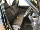 運転席の座面高さを調整できるシートリフターが付いています。フロントシートはベンチシートを採用で、座面も広く使い勝手もいいですよ♪