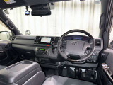 運転席まわりです。 各操作スイッチは使いやすい位置に配置されてます。