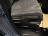 手動のレバーを使って、シートの高さや背もたれの角度を変えることができます。