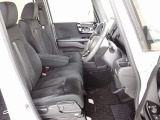 フロントシートはベンチシートです、運転席と助手席の移動が簡単です。真ん中にはアームレストも装備されています! また運転席シートの高さも調整できます。