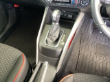 シンプルでとても使いやすいフロアシフトに、パーキングブレーキはハンドタイプのサイドブレーキです。