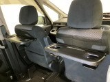 運転席・助手席の背もたれには、2列目シート用にカップホルダー付きの「格納式のシートバックテーブル」を装備しています。休憩時のちょっとした時間などカップを置いたり、小物置きに使えて便利です。