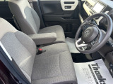 乗り心地の良いフロントシートです。足回りも広々としておりますので、長時間の運転も疲れづらいですよ。