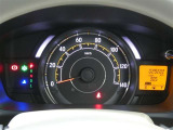 各操作スイッチは使いやすい位置に配置され、とっても見やすいメーターです。夜間時はラグジュアリーな気分にさせてくれる照明が魅力ですので、夜のドライブも楽しみになりますよ♪