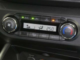 【オートエアコン】車内温度を感知して自動で温度調整をしてくれるのでいつでも快適な車内空間を創り上げます!どの席に座っても快適なドライブが楽しめます♪