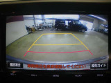 バックモニター付き。車両後方の映像がナビ画面に表示されるので、車庫入れが苦手な人も安心です。ただし、目視確認もお忘れなくお願いいたします。