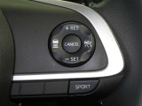 【レーダークルーズコントロール】(全車速追従機能付)付きです。車速に応じて追従支援してくれるので、ロングドライブも快適です。詳細は販売店スタッフまでおたずねください。