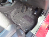 【フロントのフロアマット】前席は純正フロアマット付きです。大きな汚れもなく、使用感も少なめで綺麗な状態です。