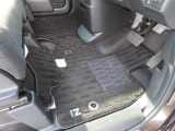 【フロントのフロアマット】前席は純正フロアマット付きです。大きな汚れもなく、使用感も少なめで綺麗な状態です。